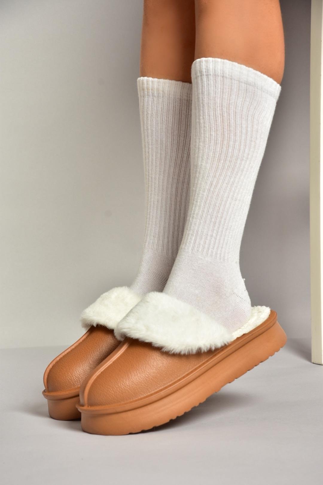 T918264209 Kahverengi İçi Peluş Kadın Terlik