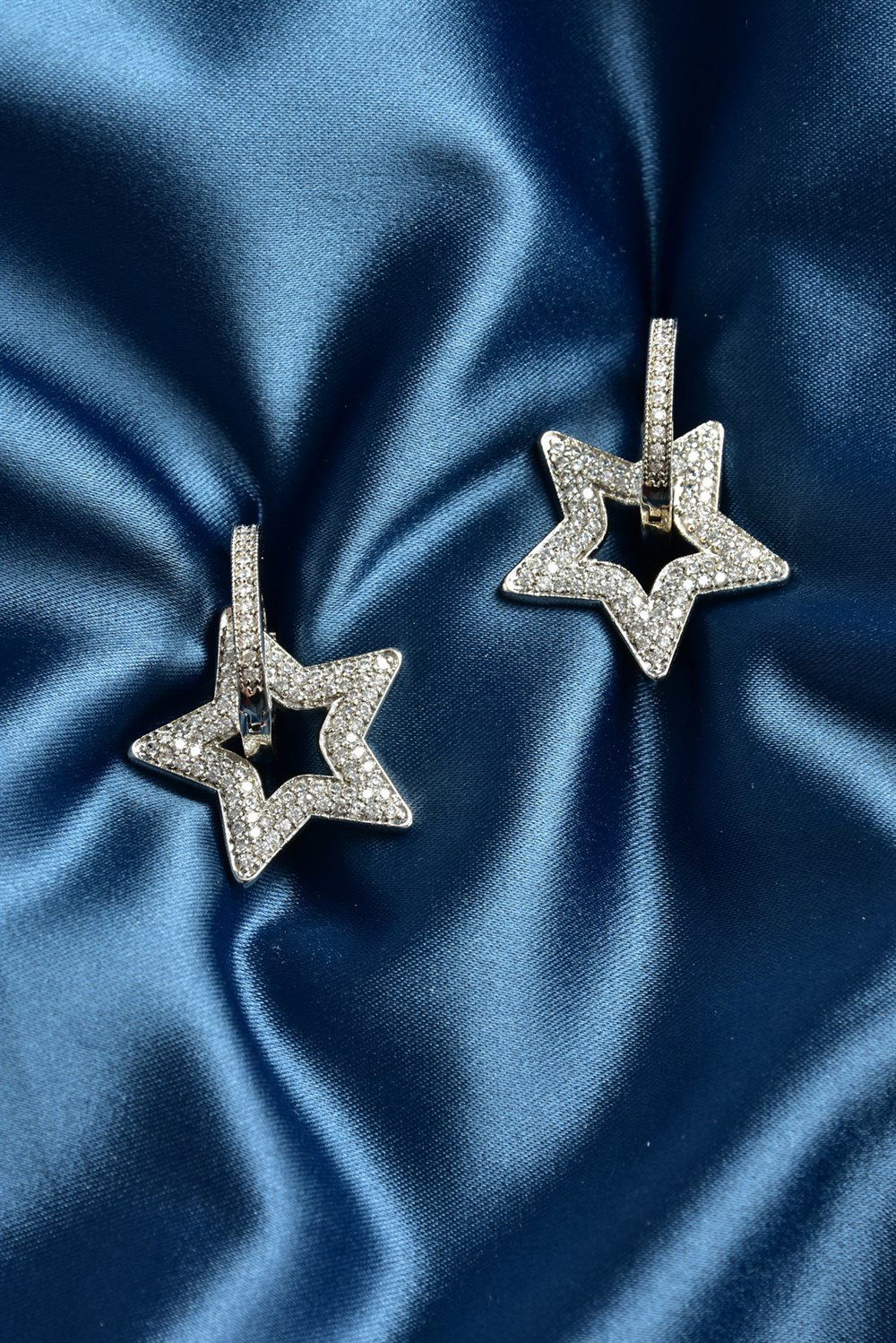 Taş İşlemeli Yıldız Sallantılı Gümüş Küpe KA021222