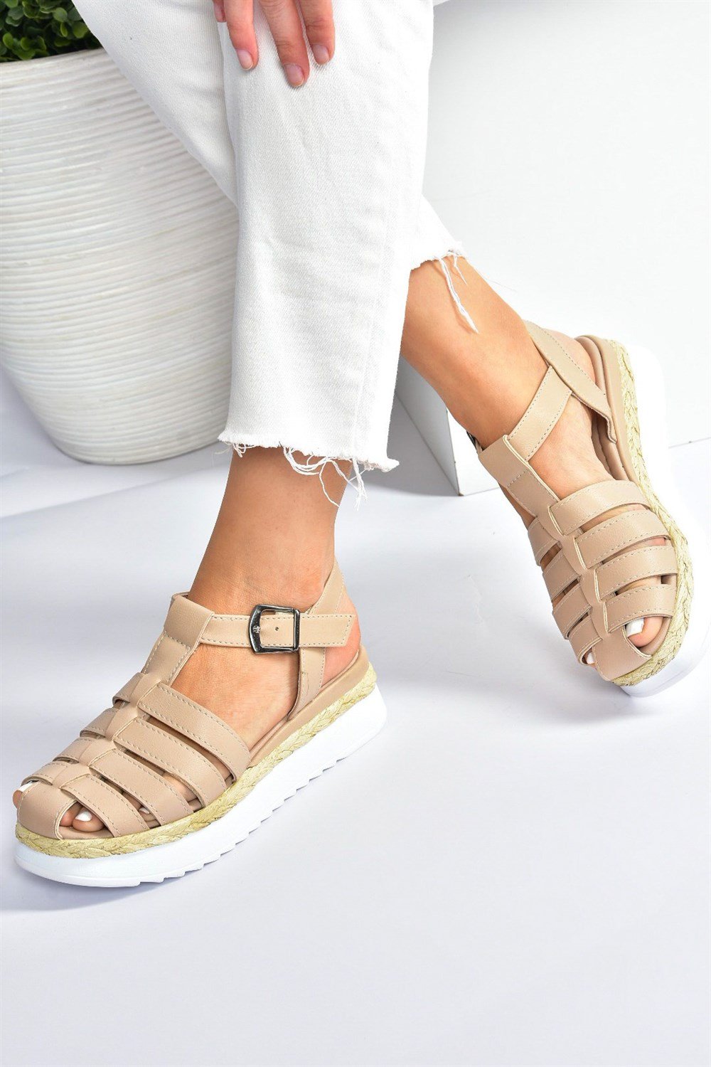 Ten Kalın Tabanlı Kafes Model Kadın Sandalet M996140409