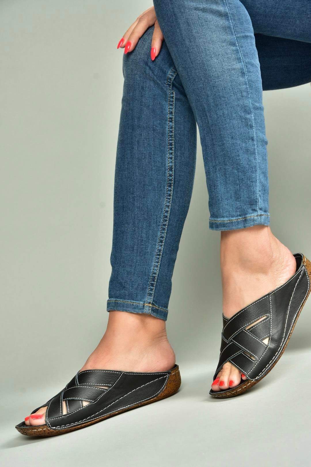 U555123403 Siyah Hakiki Deri Kadın Terlik