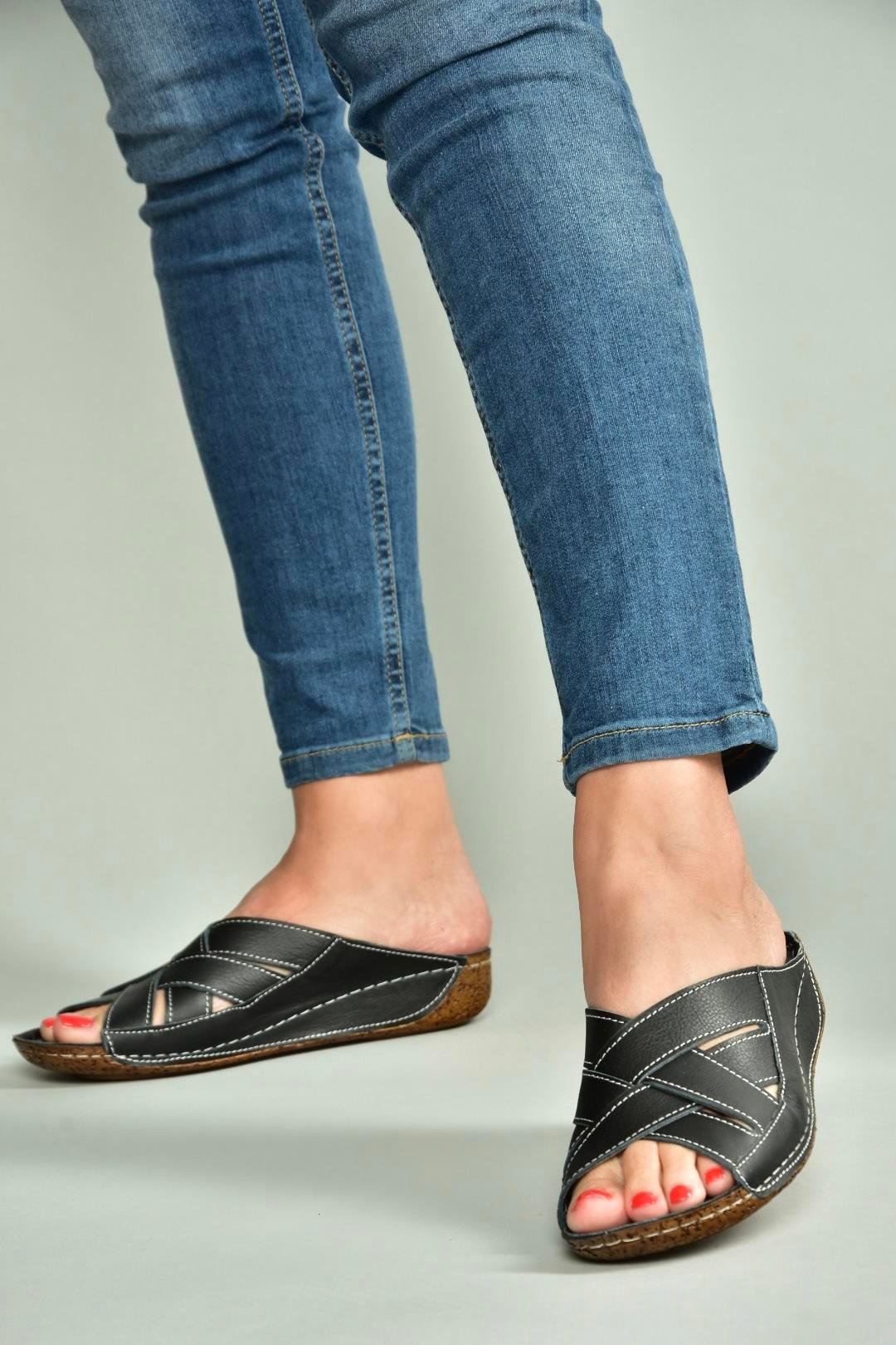 U555123403 Siyah Hakiki Deri Kadın Terlik