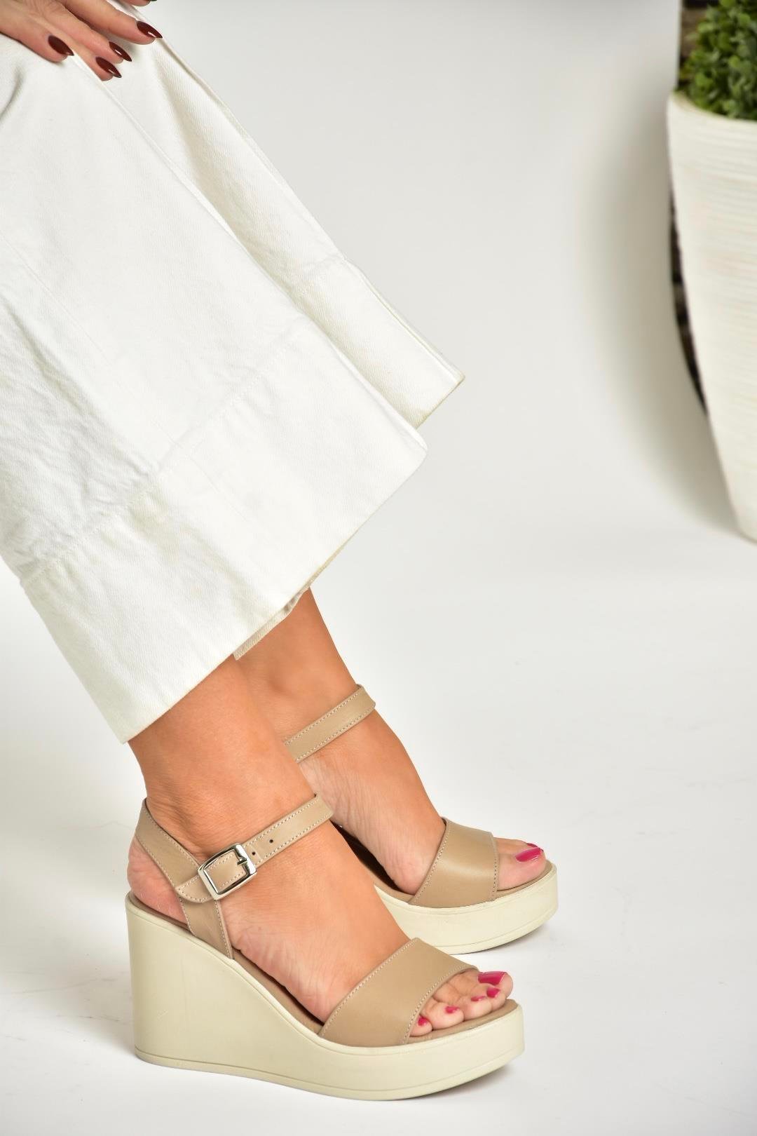 U555250203 Bej Hakiki Deri Dolgu Topuklu Kadın Ayakkabı