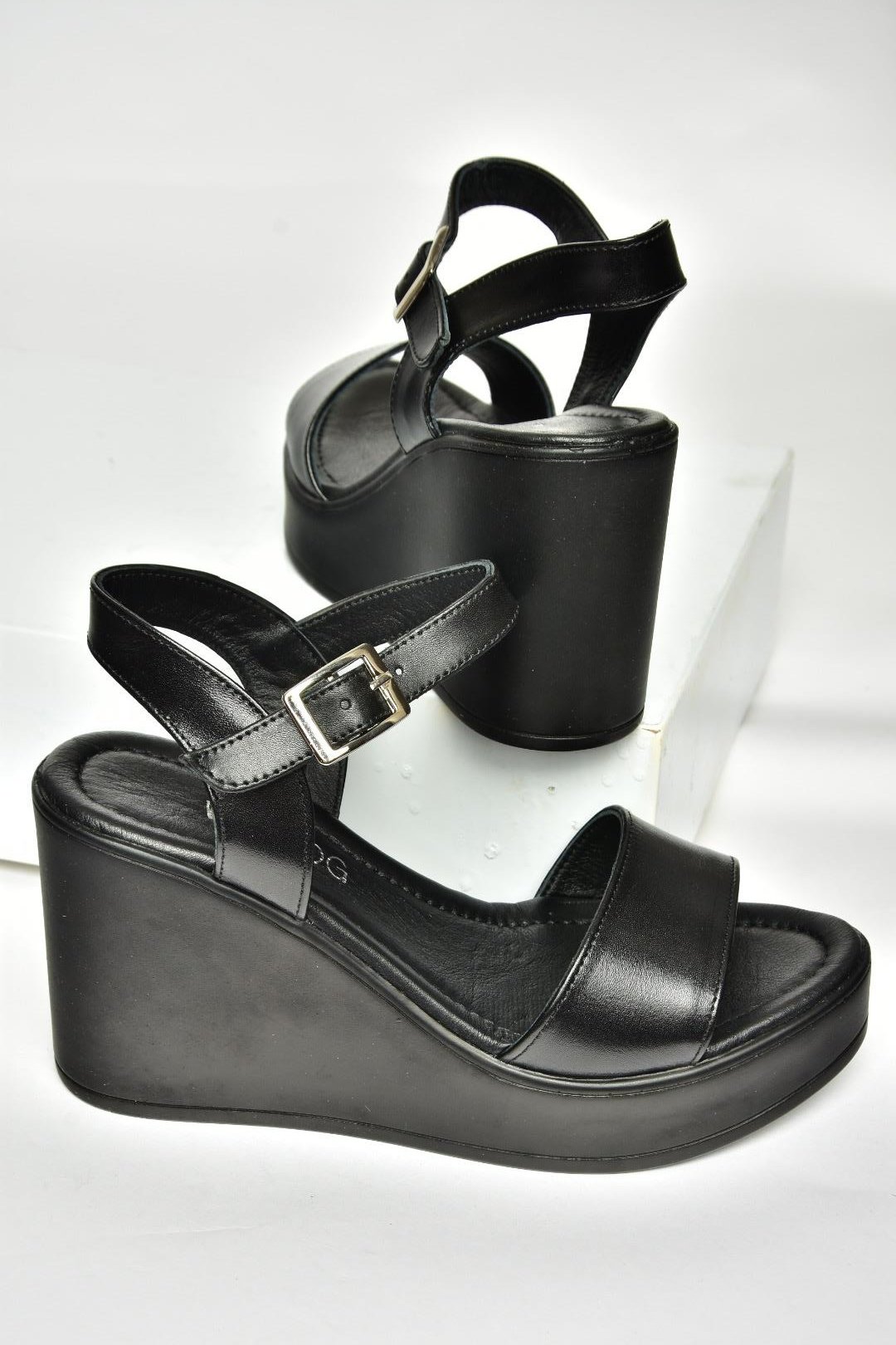 U555250203 Siyah Hakiki Deri Dolgu Topuklu Kadın Ayakkabı