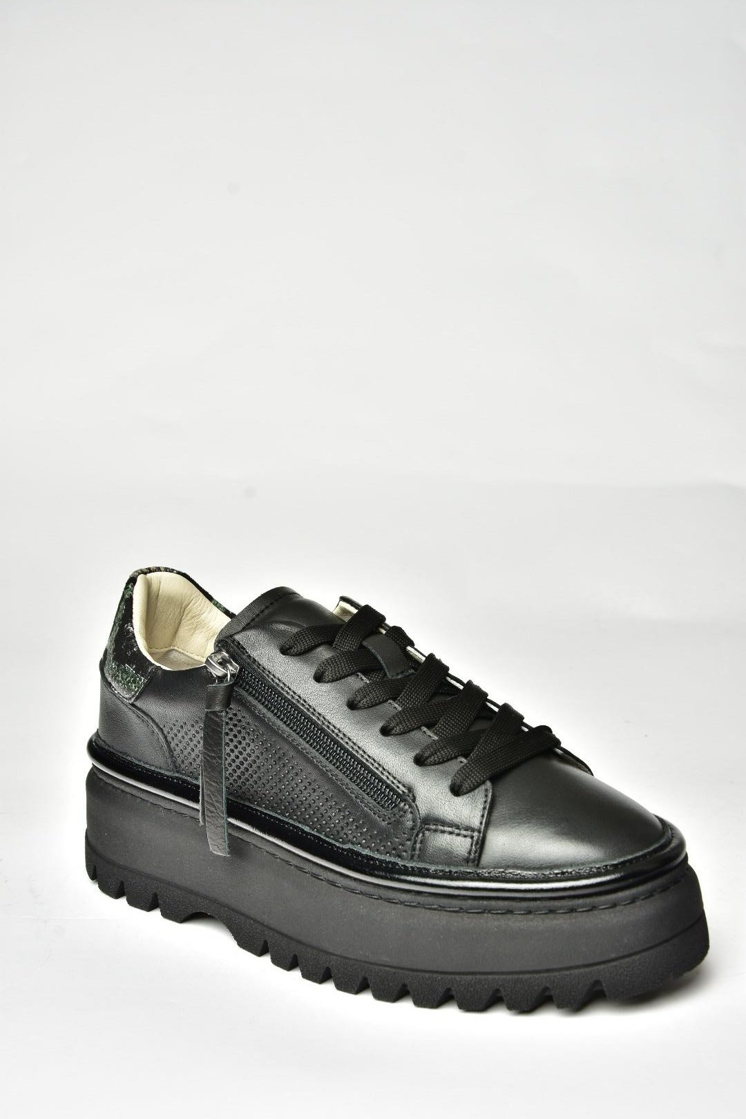 U555310203 Siyah Hakiki Deri Kalın Tabanlı Spor Ayakkabı Sneakers