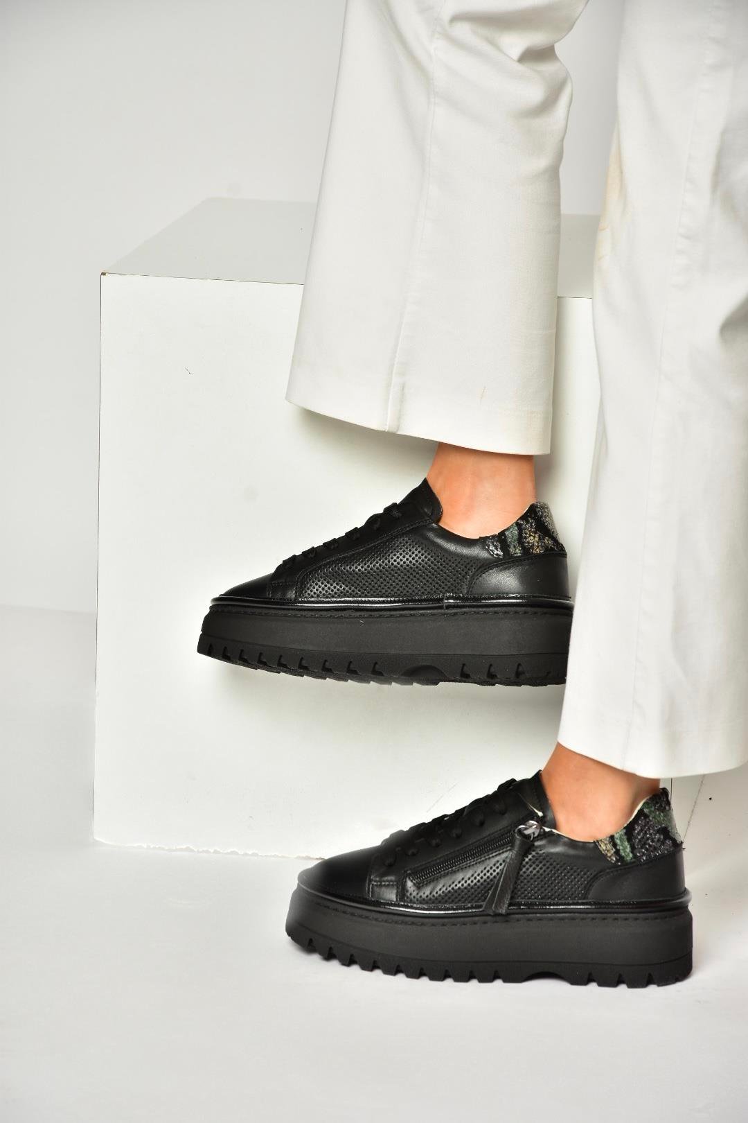 U555310203 Siyah Hakiki Deri Kalın Tabanlı Spor Ayakkabı Sneakers