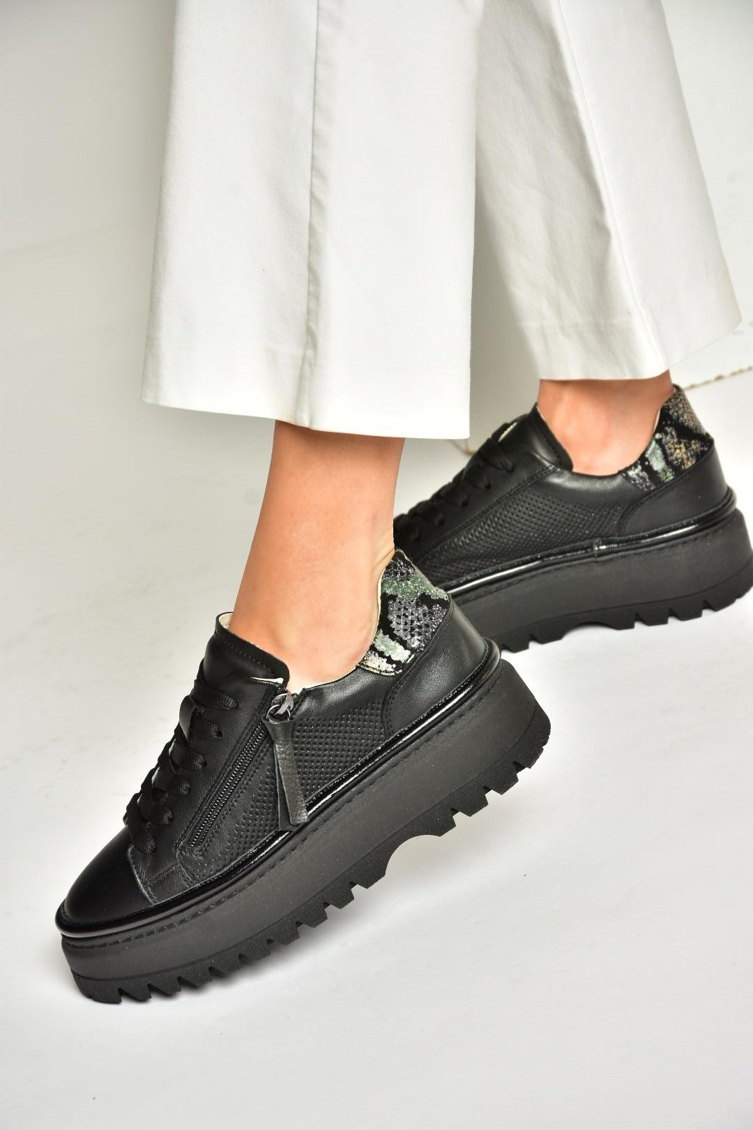 U555310203 Siyah Hakiki Deri Kalın Tabanlı Spor Ayakkabı Sneakers