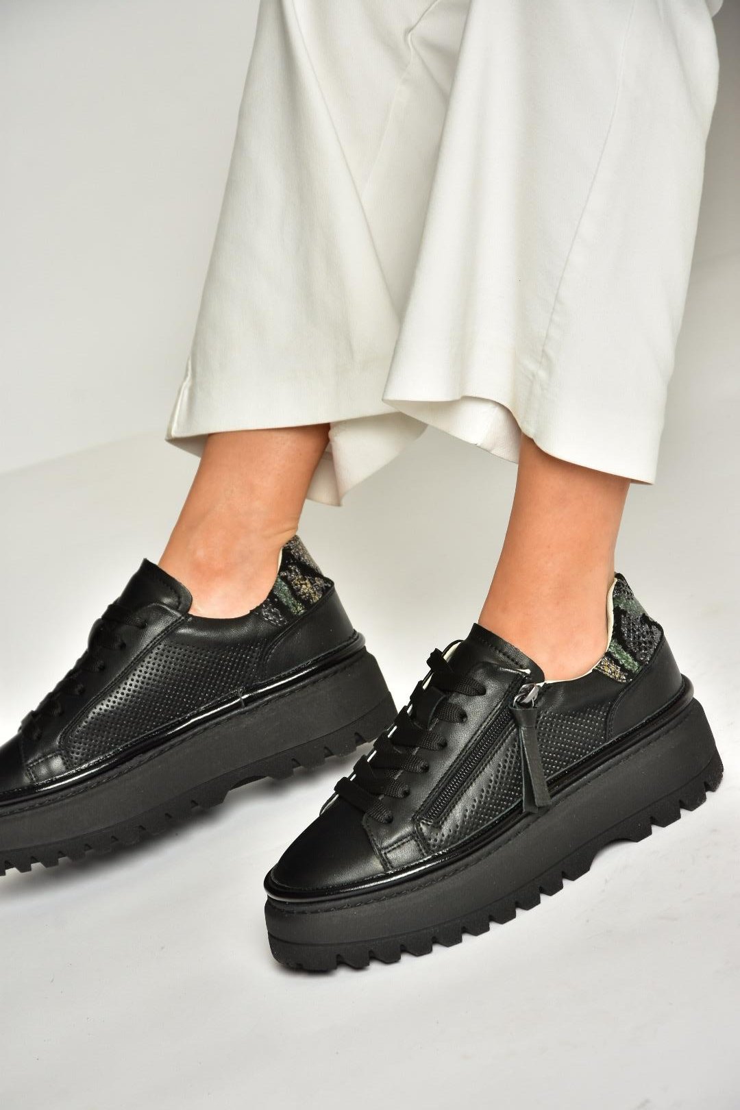 U555310203 Siyah Hakiki Deri Kalın Tabanlı Spor Ayakkabı Sneakers