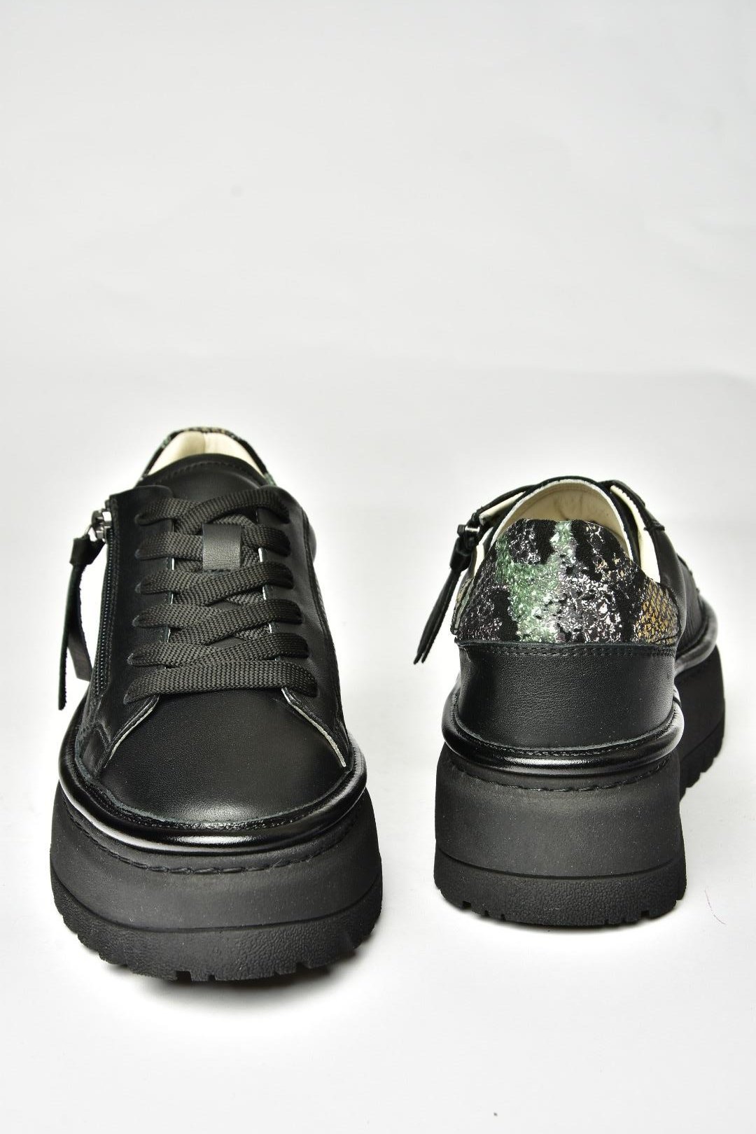 U555310203 Siyah Hakiki Deri Kalın Tabanlı Spor Ayakkabı Sneakers