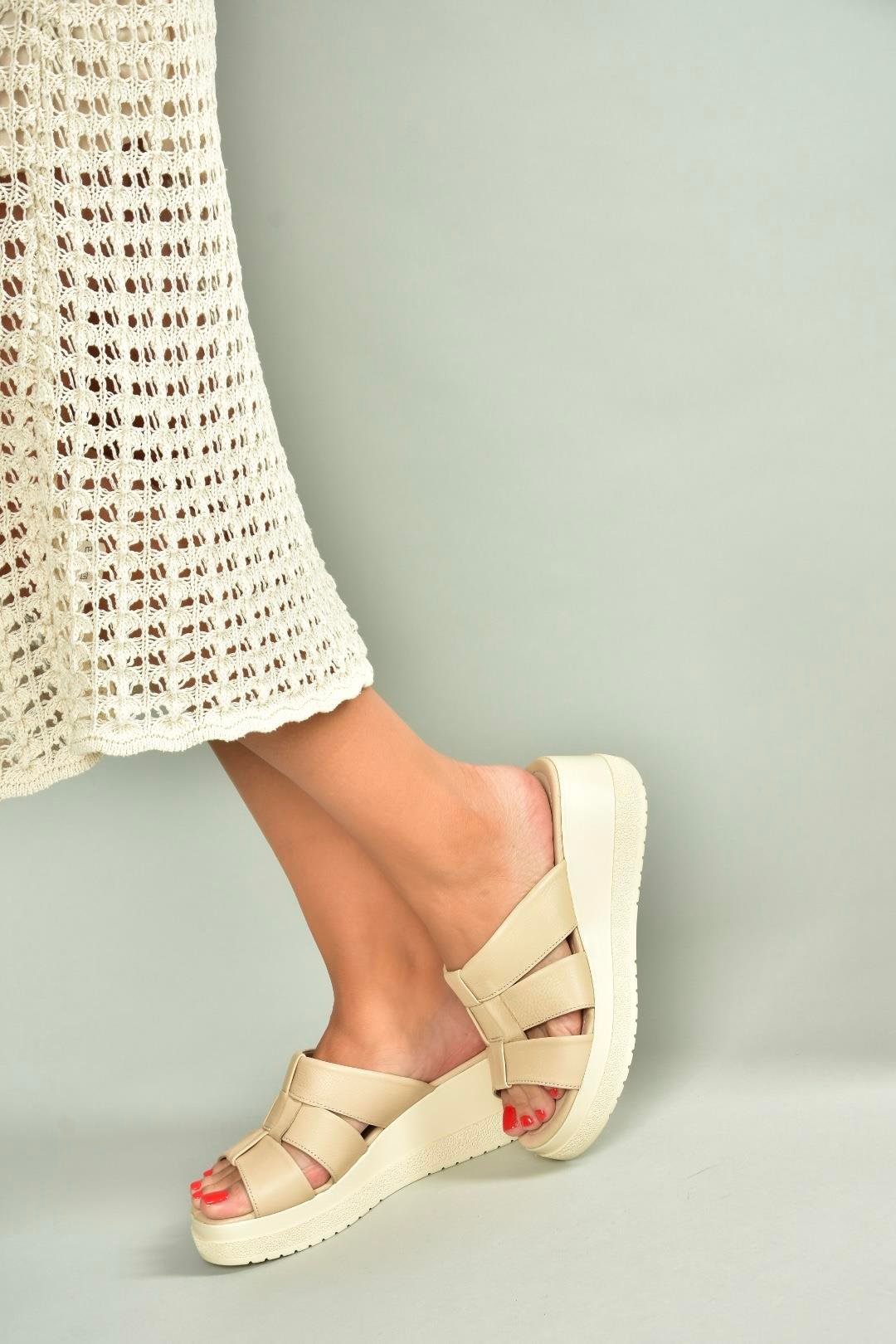 U555330903 Bej Hakiki Deri Kalın Tabanlı Kadın Terlik