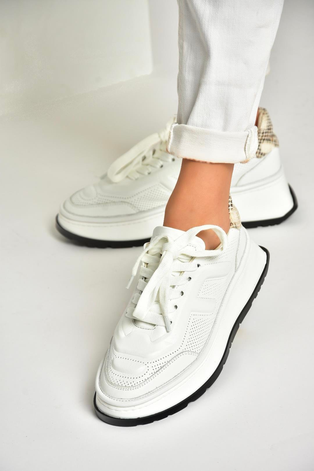 U555605603 Beyaz Hakiki Deri Kalın Tabanlı Spor Ayakkabı Sneakers