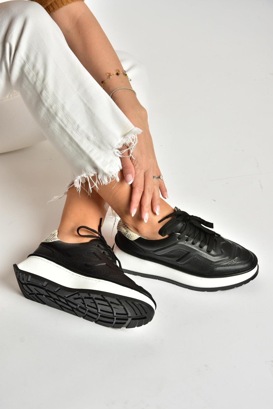 U555605603 Siyah Hakiki Deri Kalın Tabanlı Spor Ayakkabı Sneakers