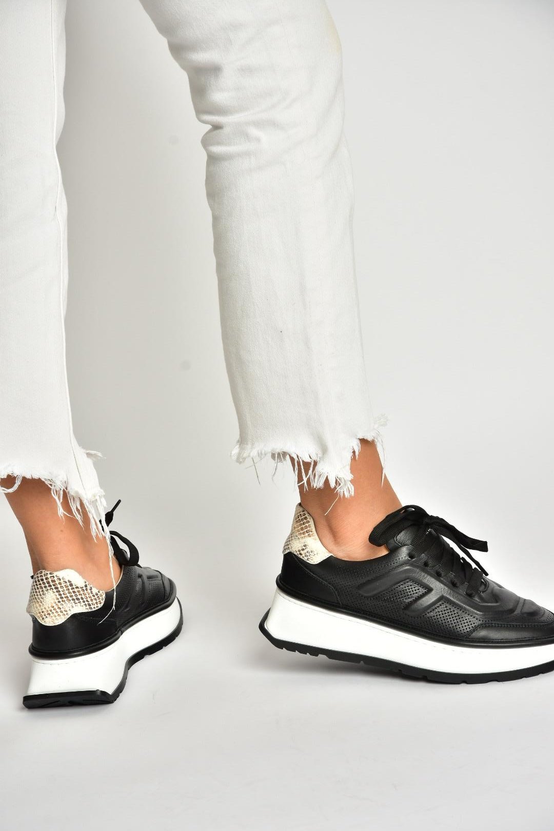 U555605603 Siyah Hakiki Deri Kalın Tabanlı Spor Ayakkabı Sneakers