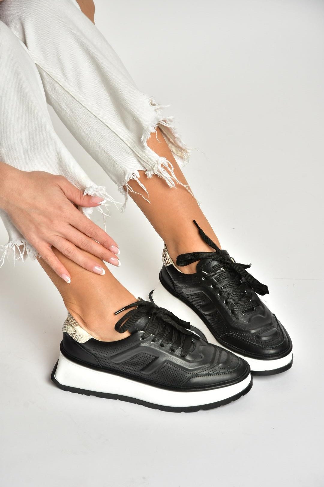 U555605603 Siyah Hakiki Deri Kalın Tabanlı Spor Ayakkabı Sneakers