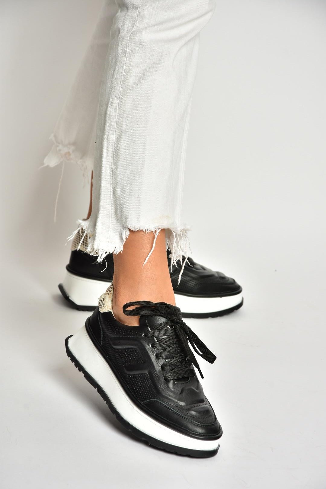 U555605603 Siyah Hakiki Deri Kalın Tabanlı Spor Ayakkabı Sneakers