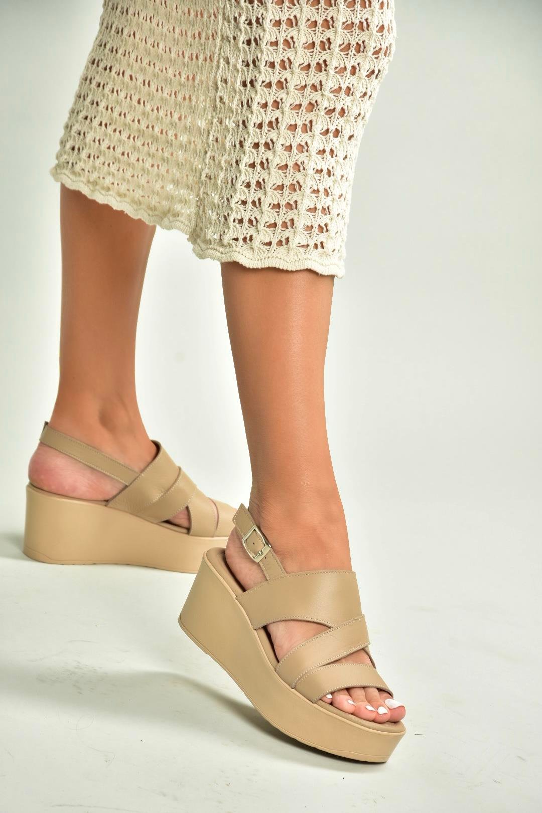 U555750203 Bej Hakiki Deri Dolgu Topuklu Kadın Ayakkabı