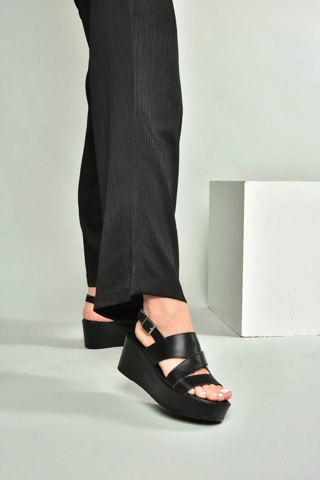 U555750203 Siyah Hakiki Deri Dolgu Topuklu Kadın Ayakkabı