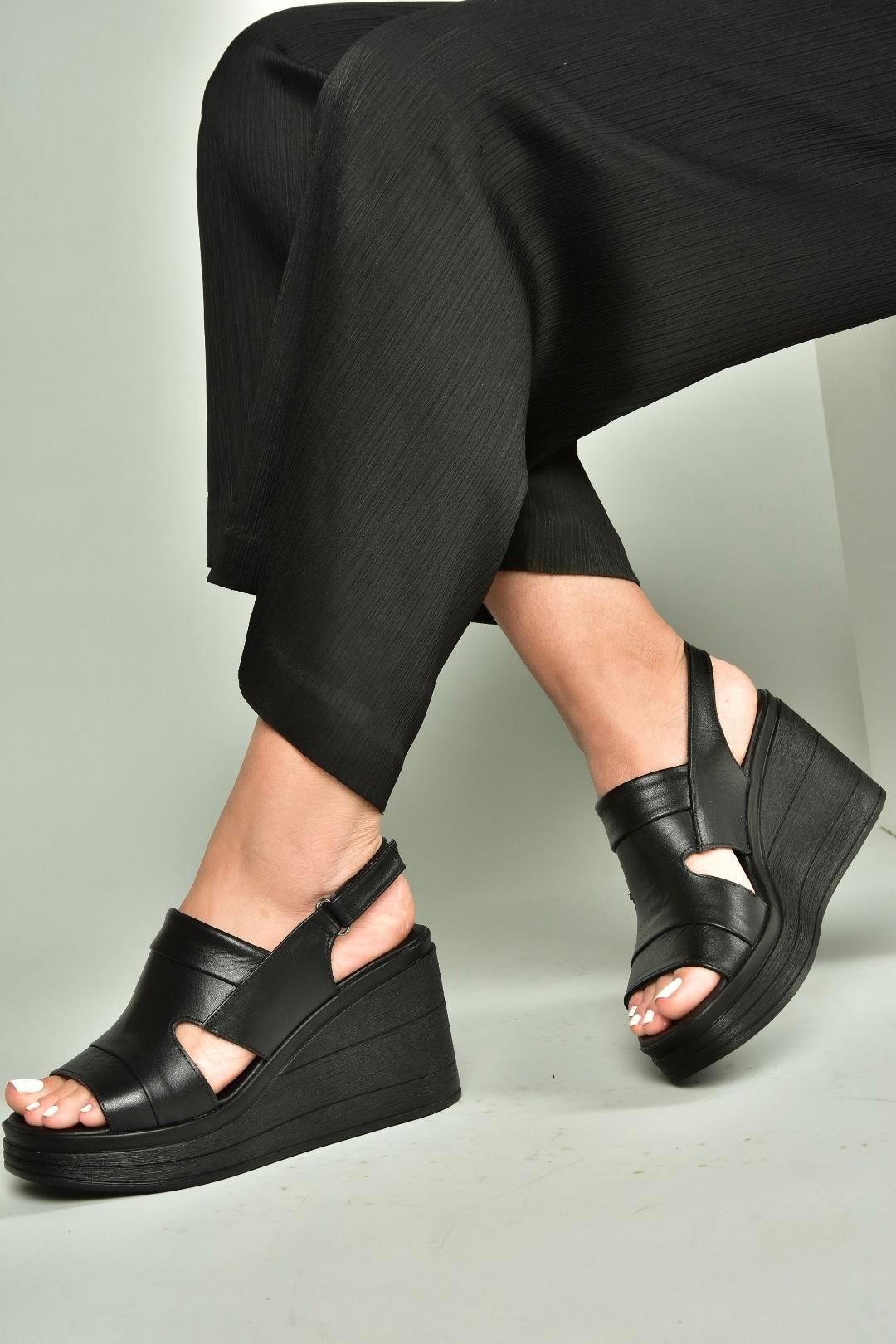 U555960303 Siyah Hakiki Deri Dolgu Topuklu Kadın Ayakkabı