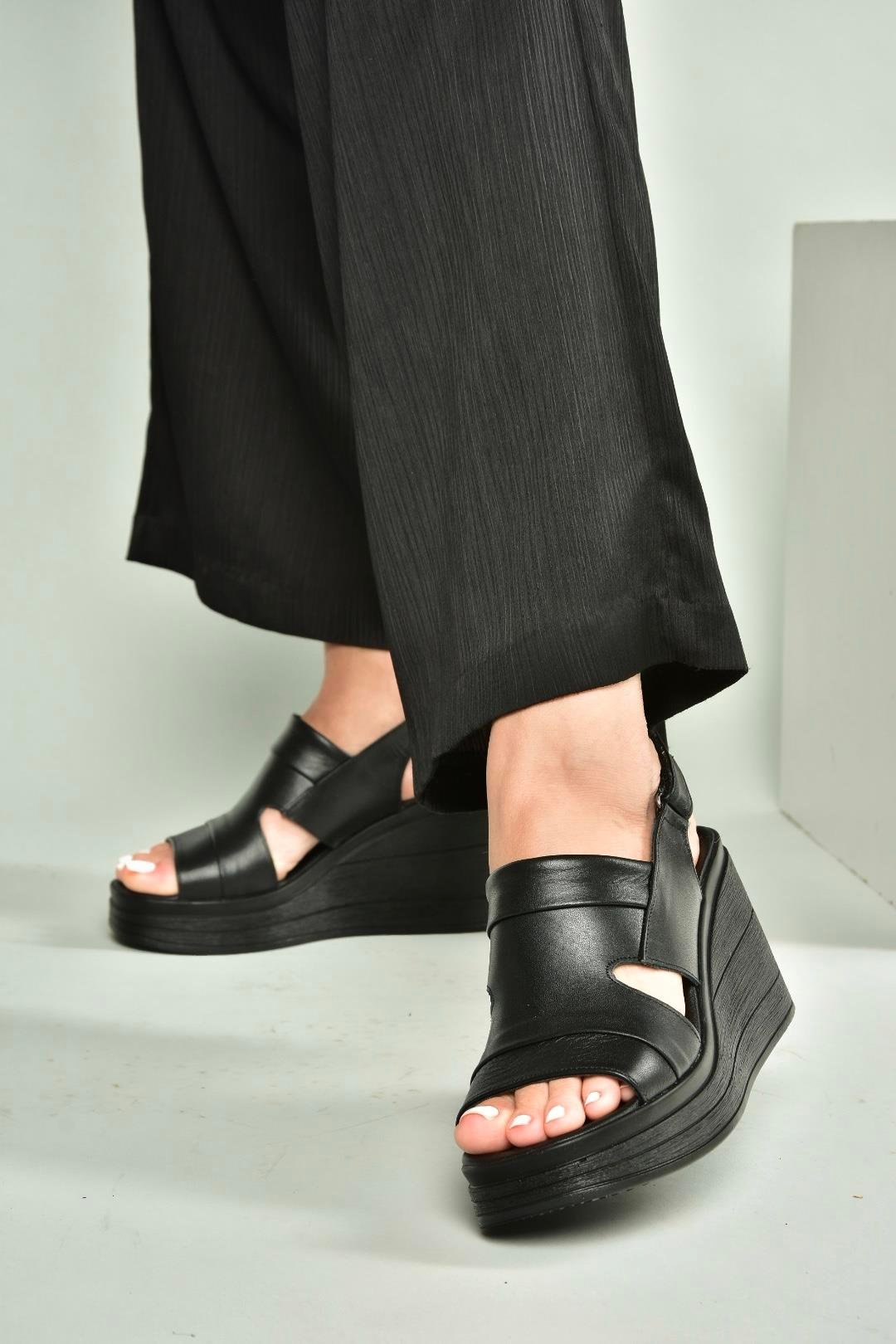 U555960303 Siyah Hakiki Deri Dolgu Topuklu Kadın Ayakkabı