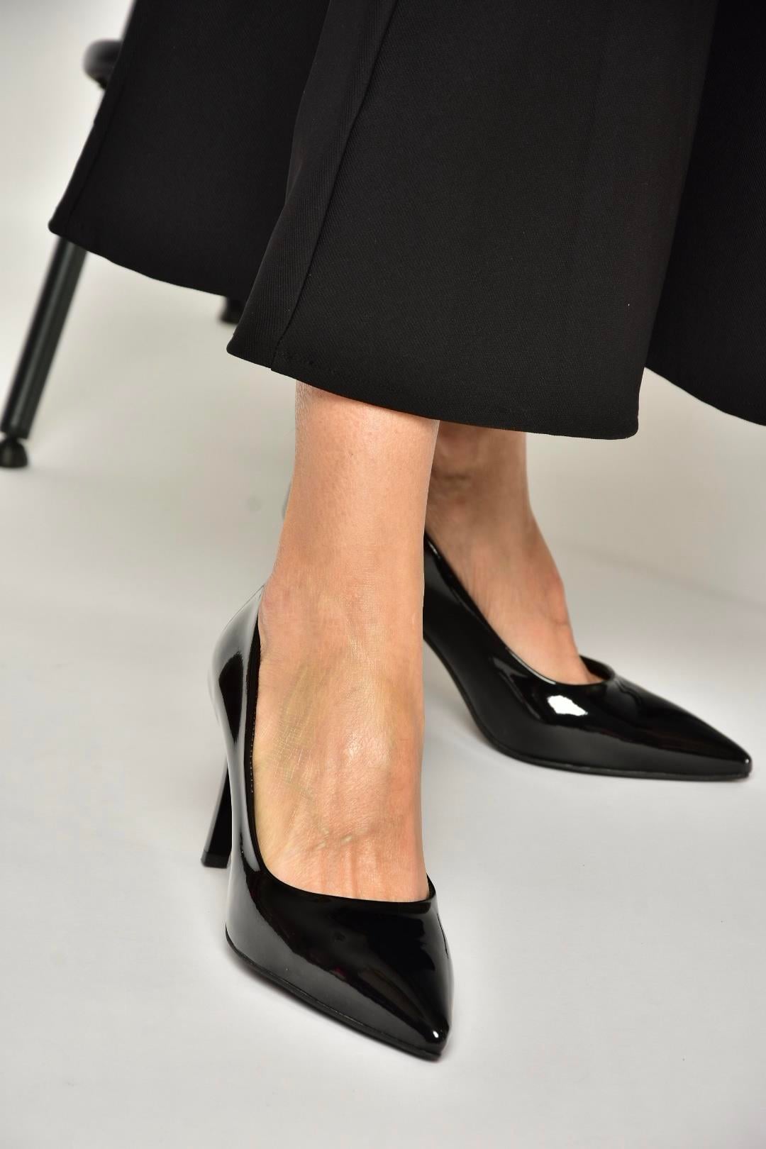 U676082008 Siyah Rugan İnce Topuklu Kadın Stiletto Ayakkabı