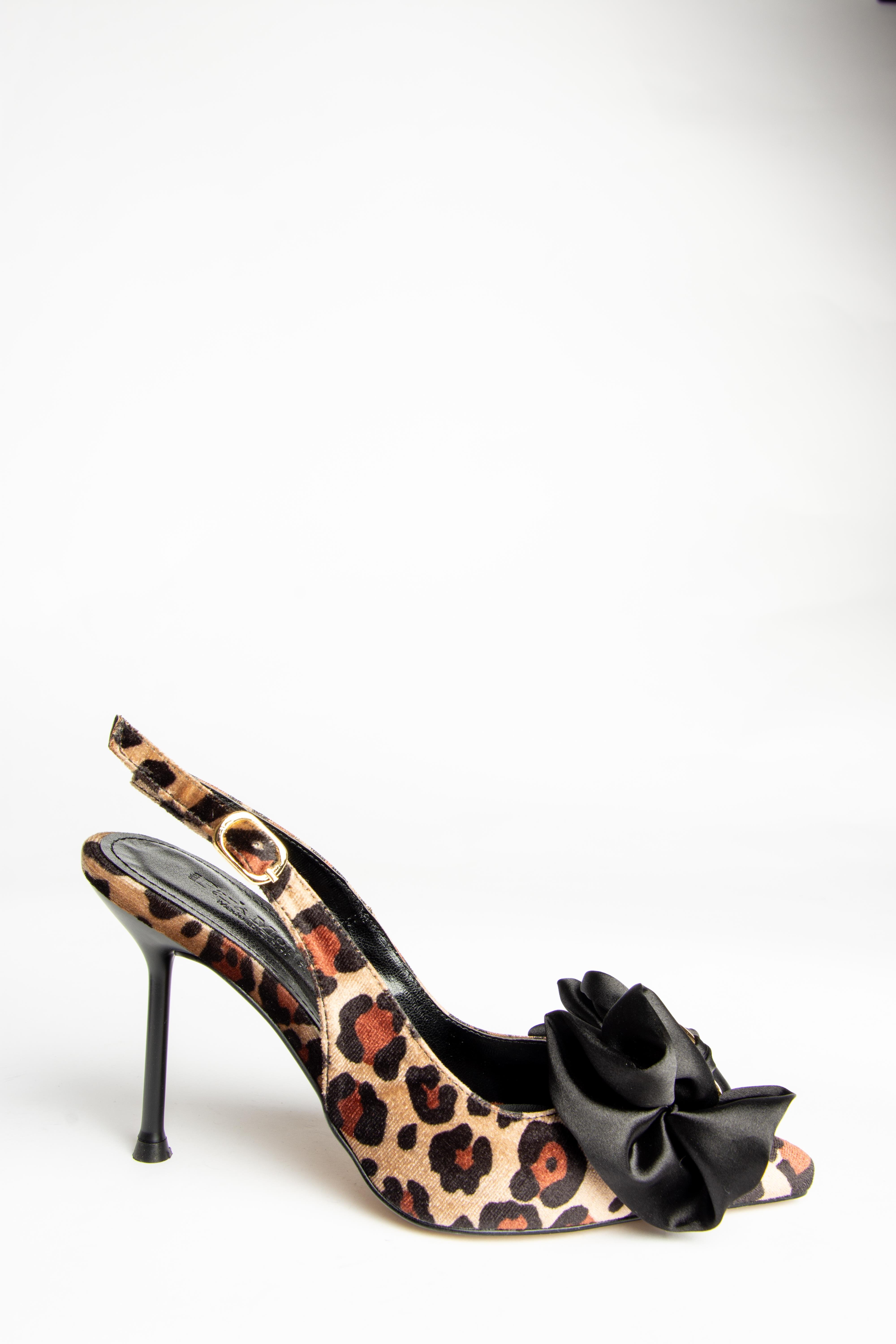 U820091702 Leopar Süet Fiyonlu İnce Topuklu Kadın Ayakkabı