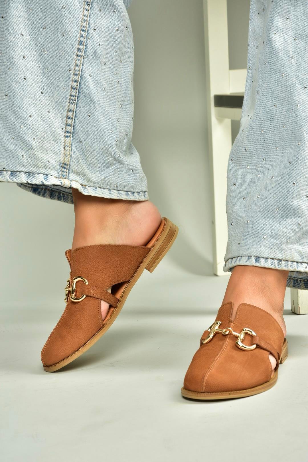 U944150403 Taba Hakiki Deri Önü Kapalı Kadın Terlik