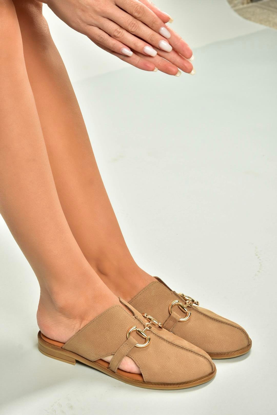 U944150403 Vizon Hakiki Deri Önü Kapalı Kadın Terlik