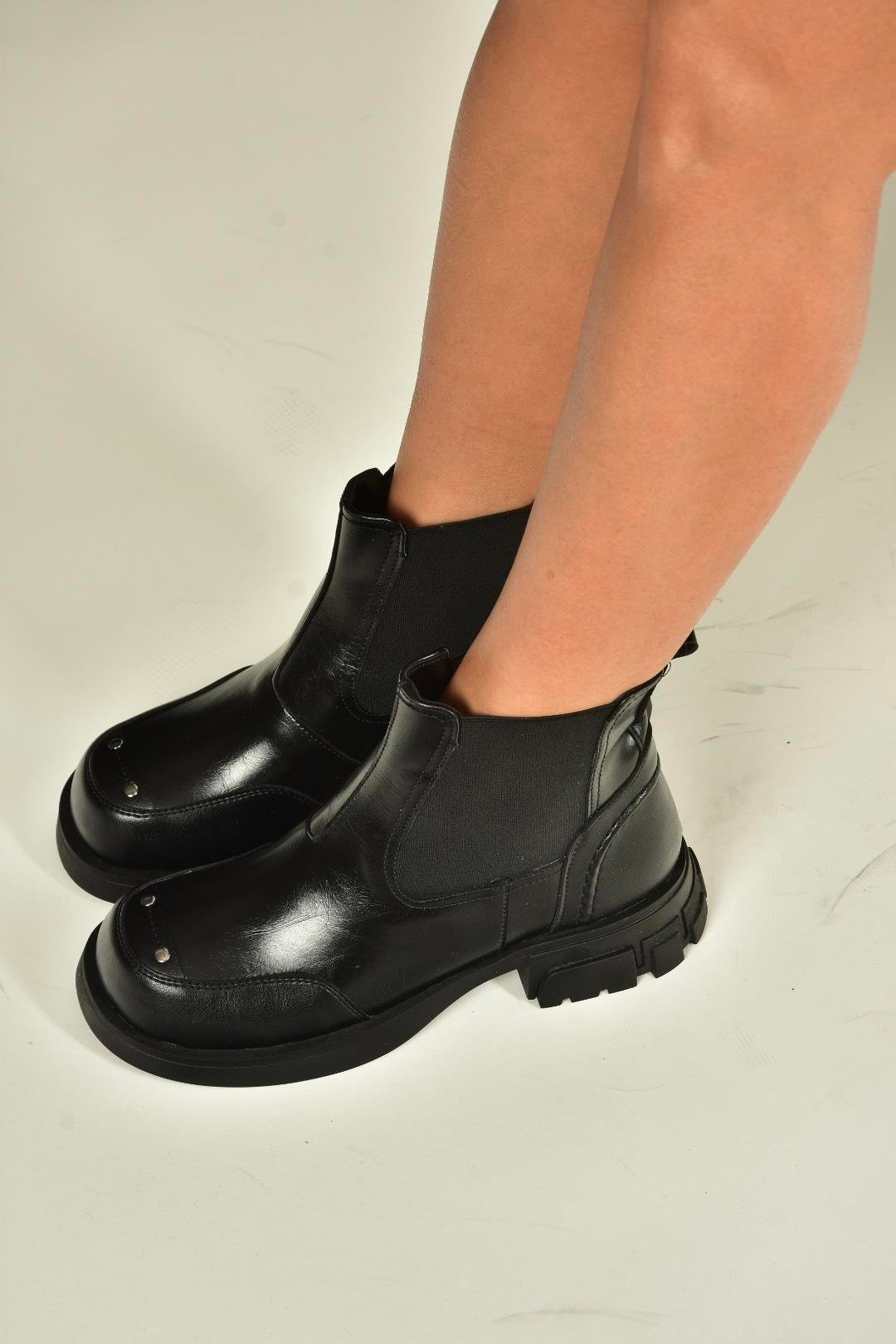 V312402609 Siyah Kalın Tabanlı Lastik Detaylı Kadın Bot