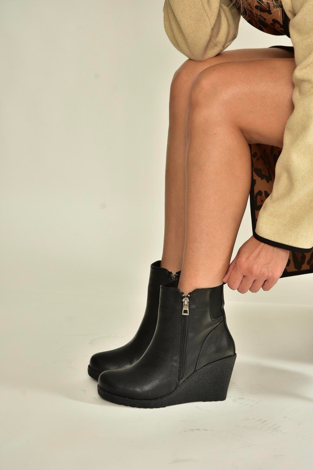 V361196809 Siyah Dolgu Topuklu Kadın Bot