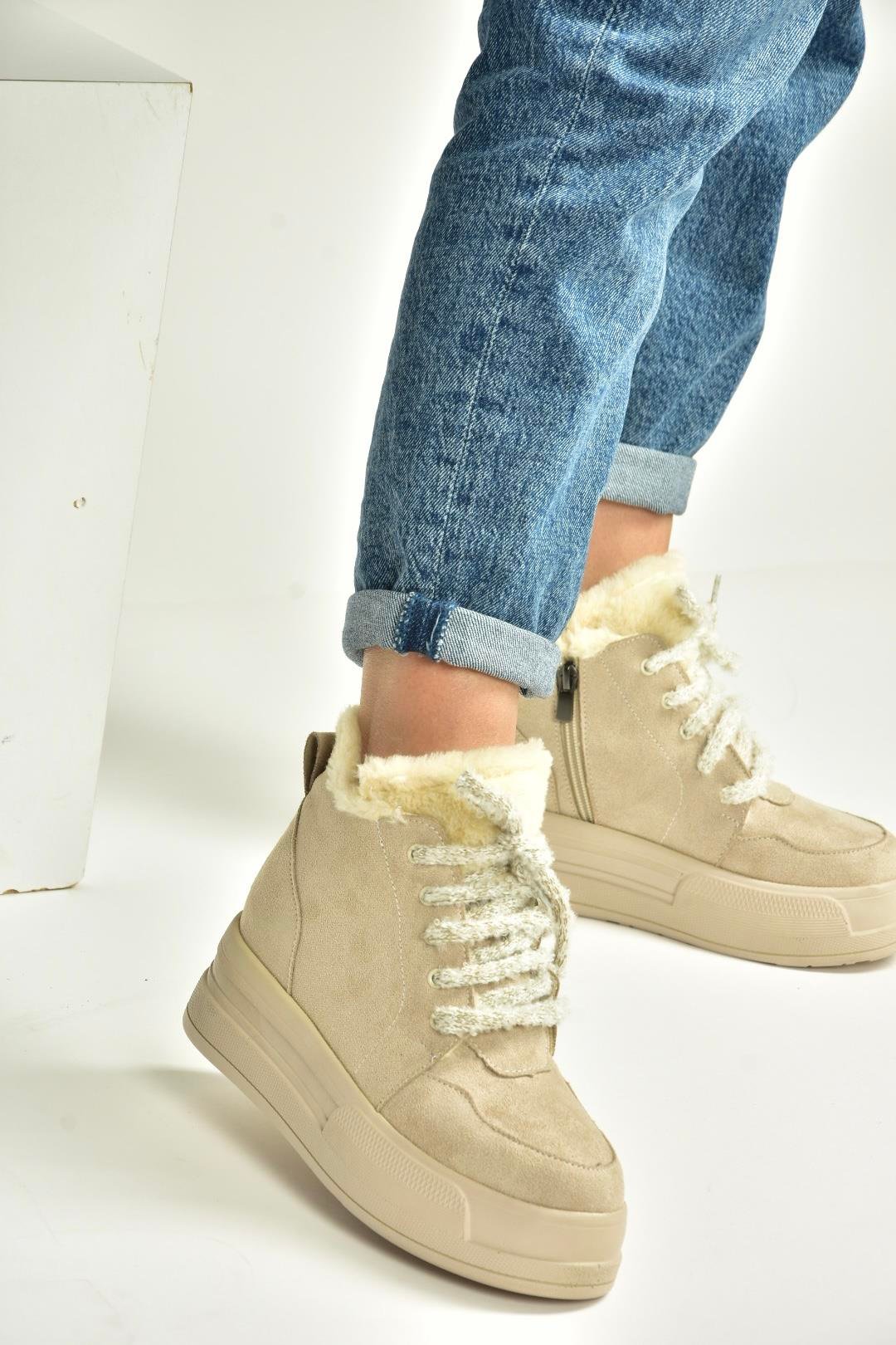 V367343402 Bej Süet İçi Tüylü Kalın Tabanlı Kadın Bot