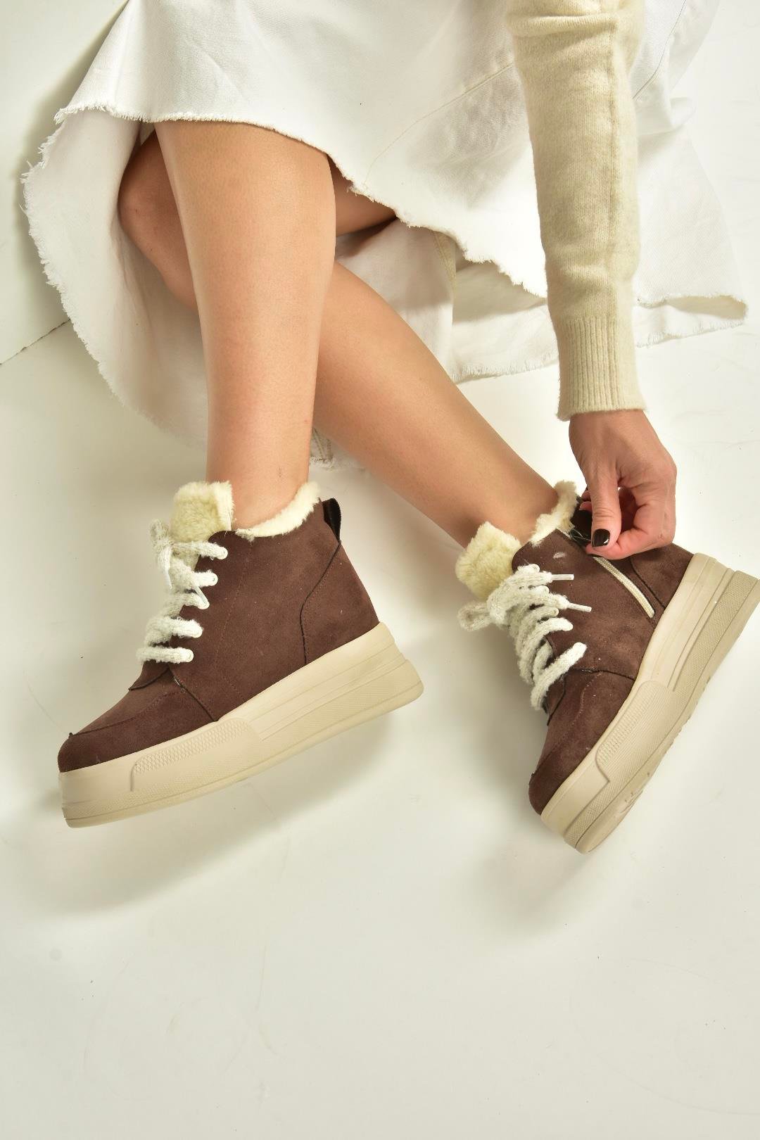 V367343402 Kahverengi Süet İçi Tüylü Kalın Tabanlı Kadın Bot