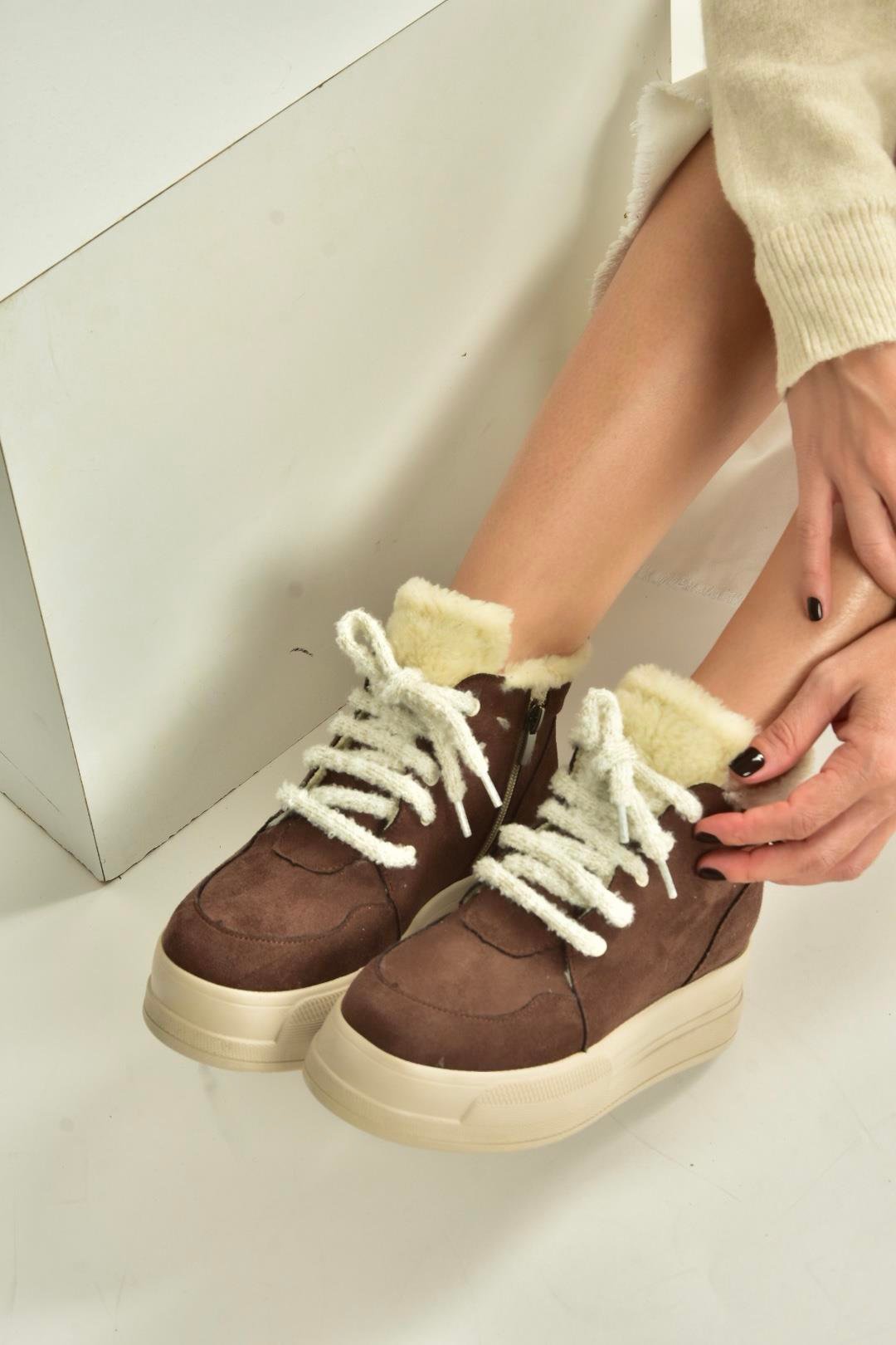 V367343402 Kahverengi Süet İçi Tüylü Kalın Tabanlı Kadın Bot