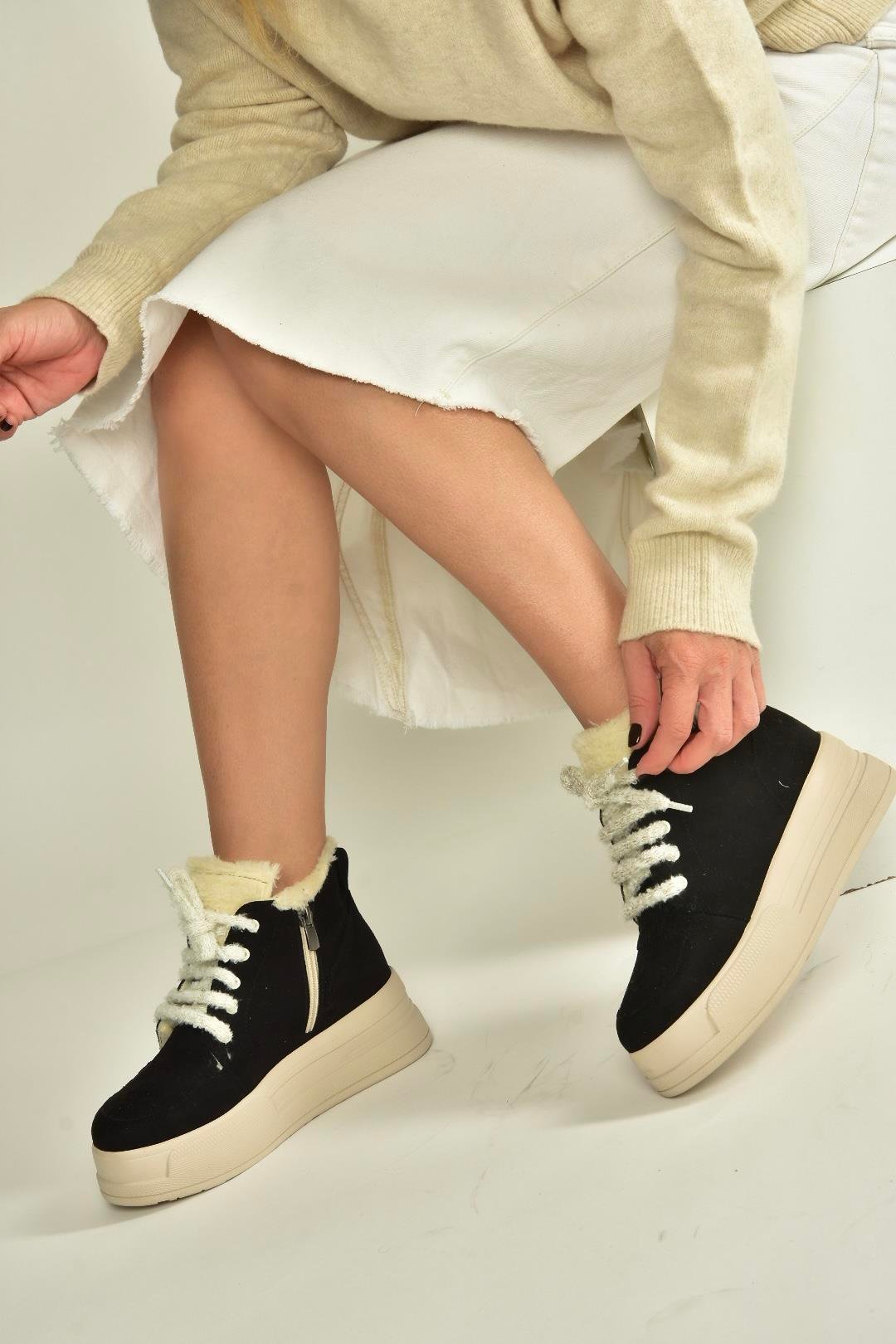 V367343402 Siyah Süet İçi Tüylü Kalın Tabanlı Kadın Bot