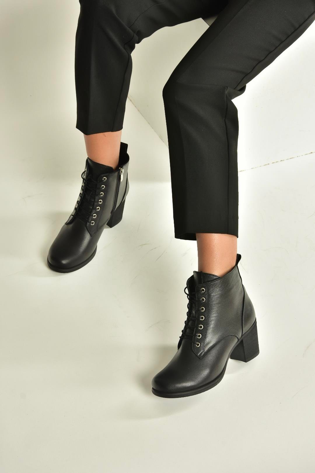 V468281603 Siyah Hakiki Deri Kalın Topuklu Bağcıklı Kadın Bot