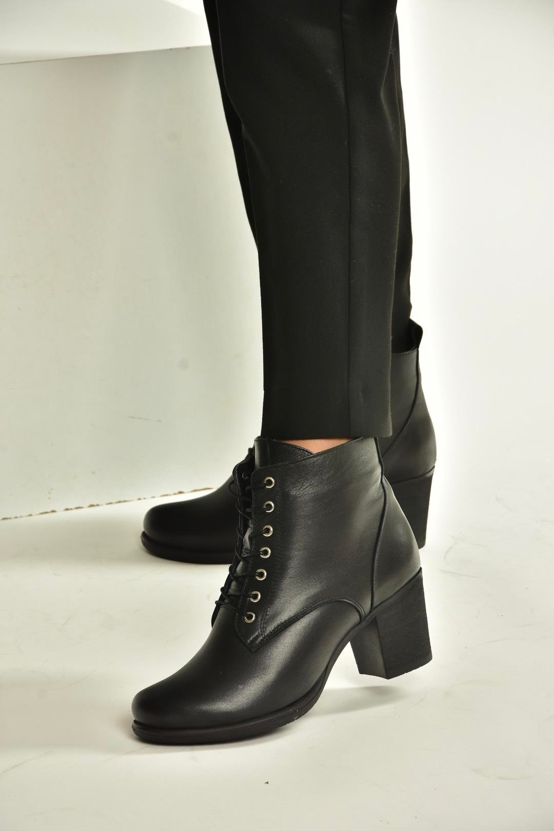 V468281603 Siyah Hakiki Deri Kalın Topuklu Bağcıklı Kadın Bot