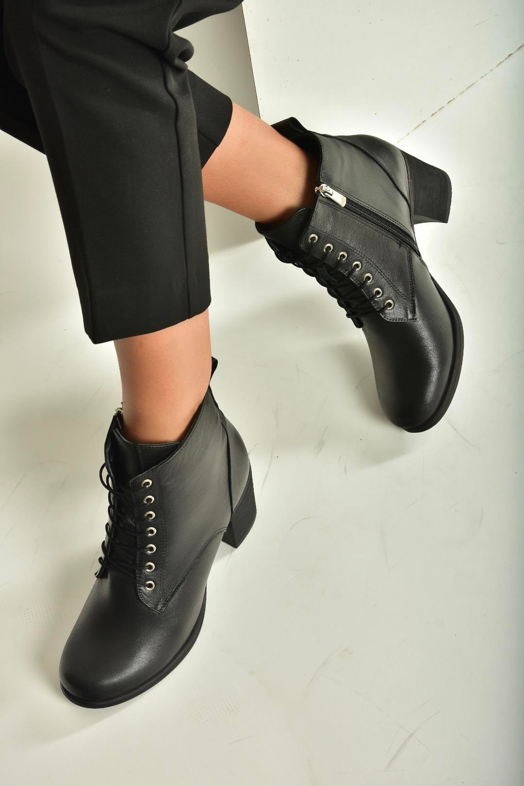 V468281603 Siyah Hakiki Deri Kalın Topuklu Bağcıklı Kadın Bot