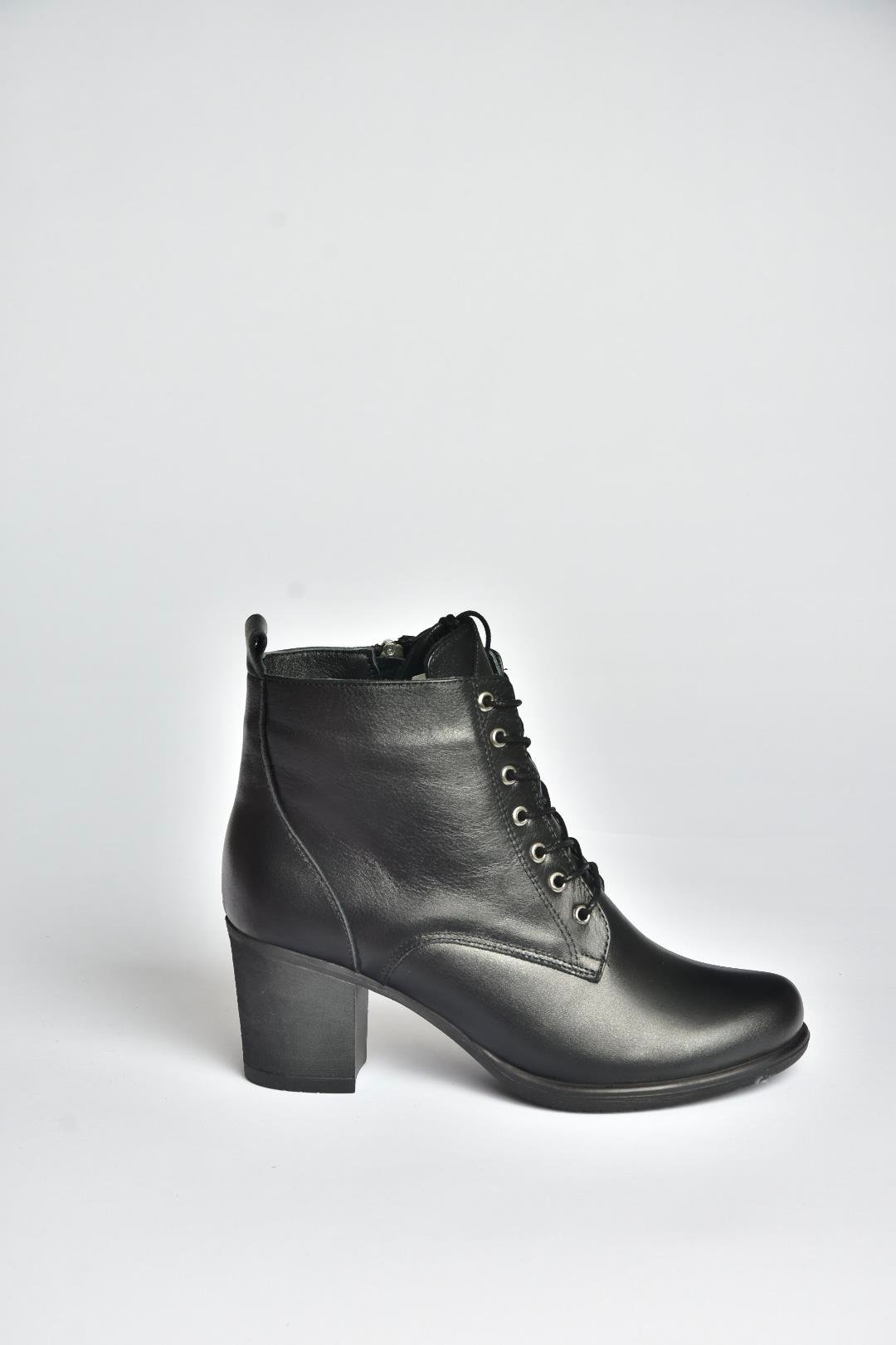 V468281603 Siyah Hakiki Deri Kalın Topuklu Bağcıklı Kadın Bot