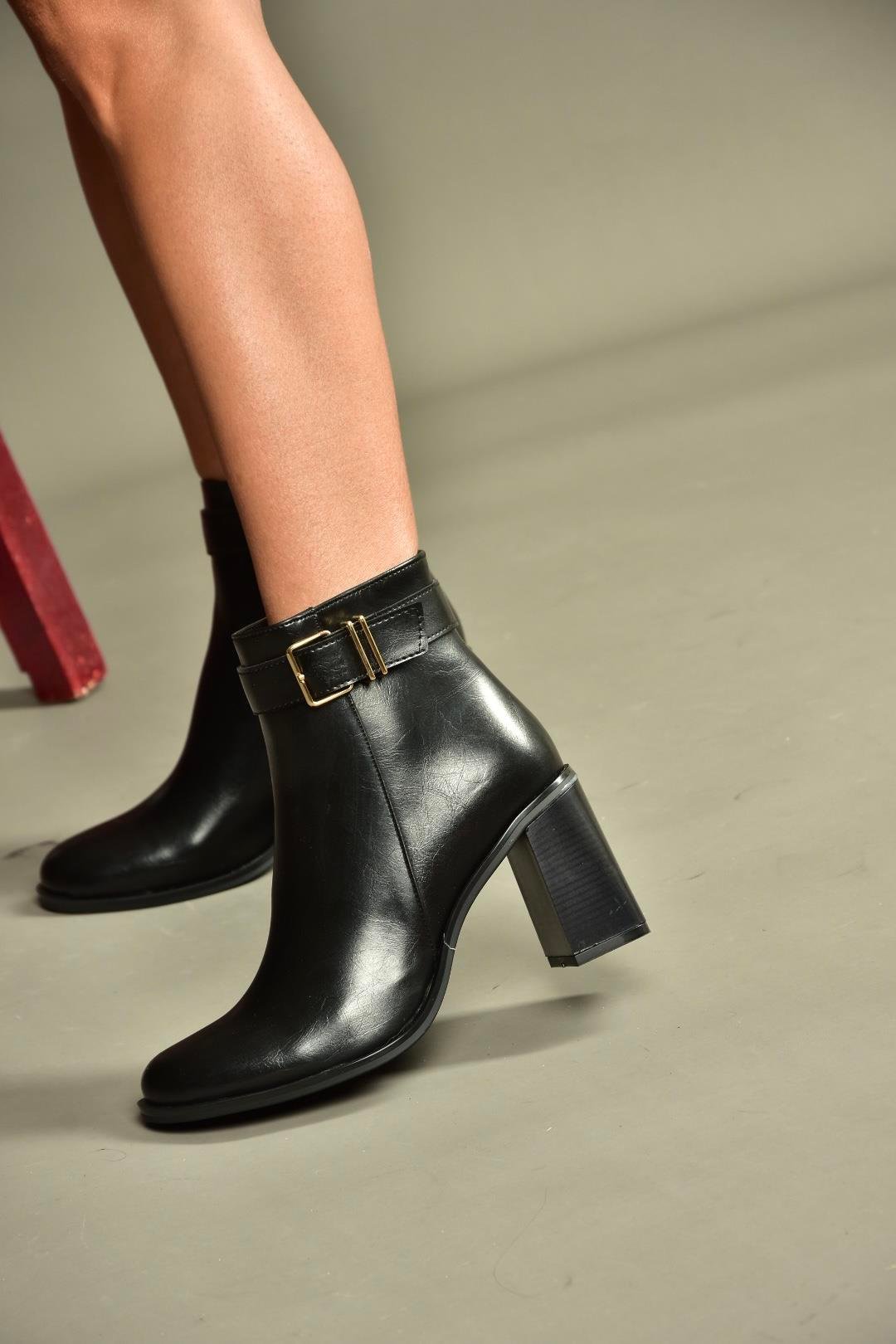 V518102009 Siyah Kalın Topuklu Kadın Bot
