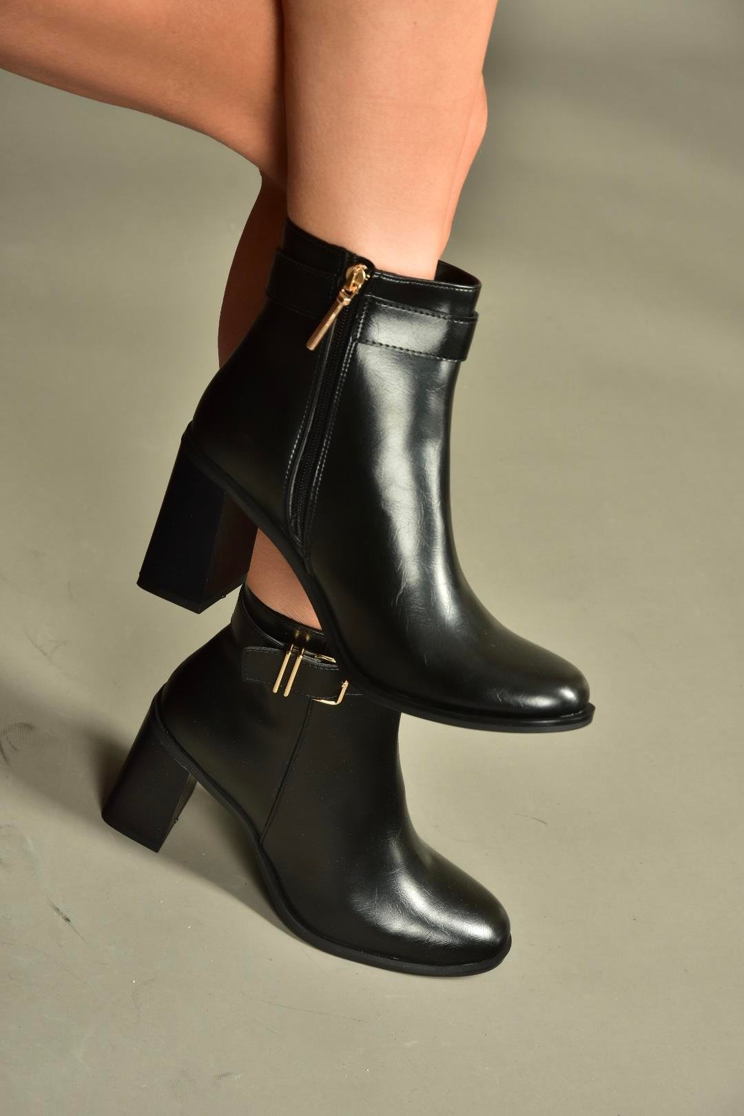V518102009 Siyah Kalın Topuklu Kadın Bot