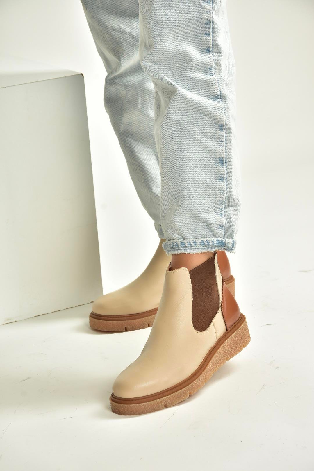 V555115103 Bej Hakiki Deri Kalın Tabanlı Kadın Bot