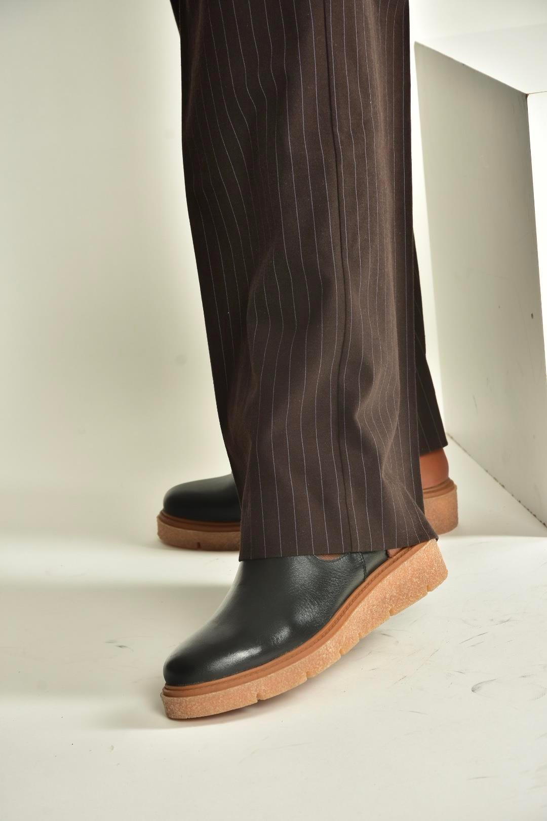 V555115103 Siyah Hakiki Deri Kalın Tabanlı Kadın Bot