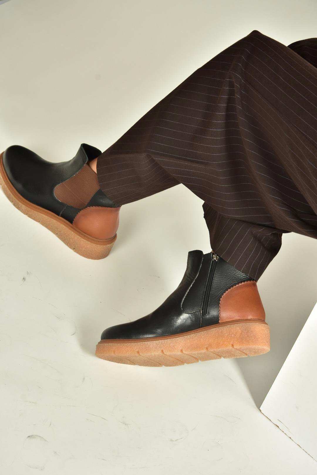 V555115103 Siyah Hakiki Deri Kalın Tabanlı Kadın Bot