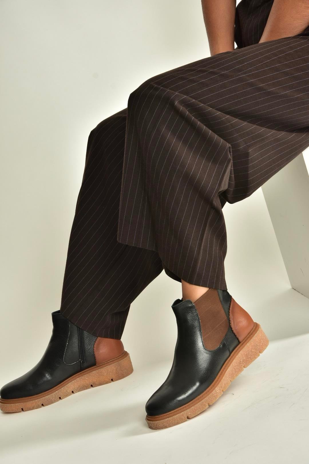 V555115103 Siyah Hakiki Deri Kalın Tabanlı Kadın Bot