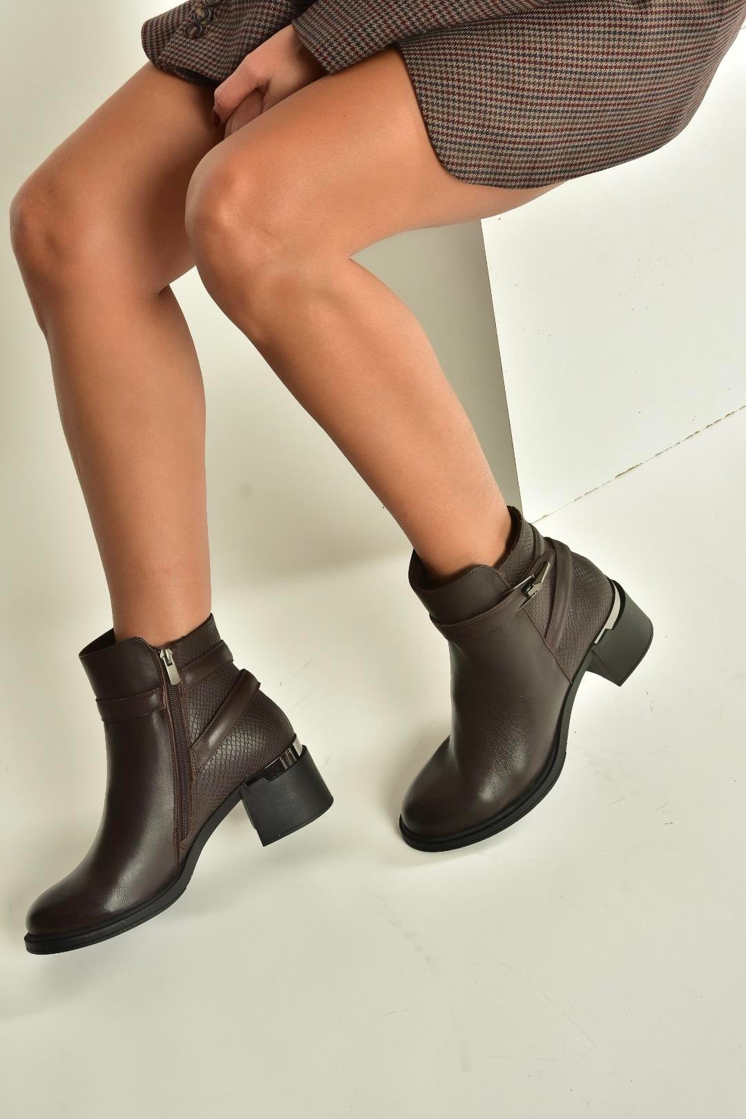 V555258003 Kahverengi Hakiki Deri Kalın Topuklu Kadın Bot