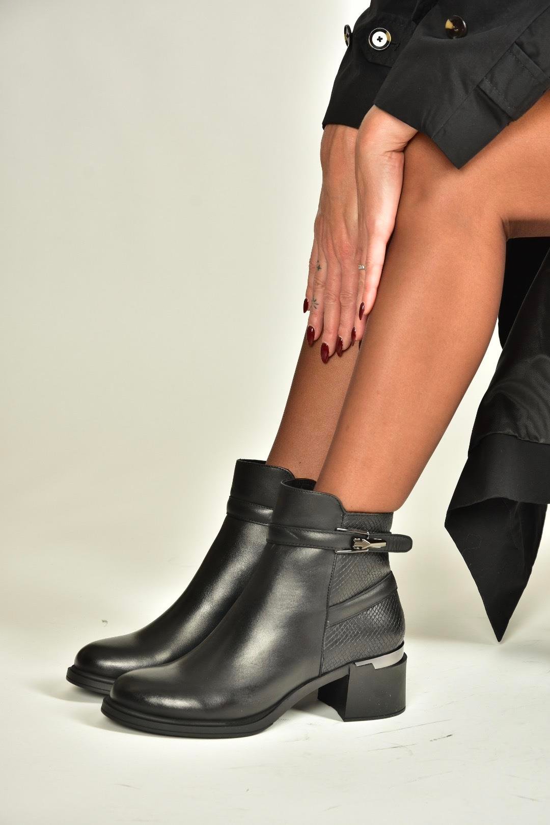 V555258003 Siyah Hakiki Deri Kalın Topuklu Kadın Bot