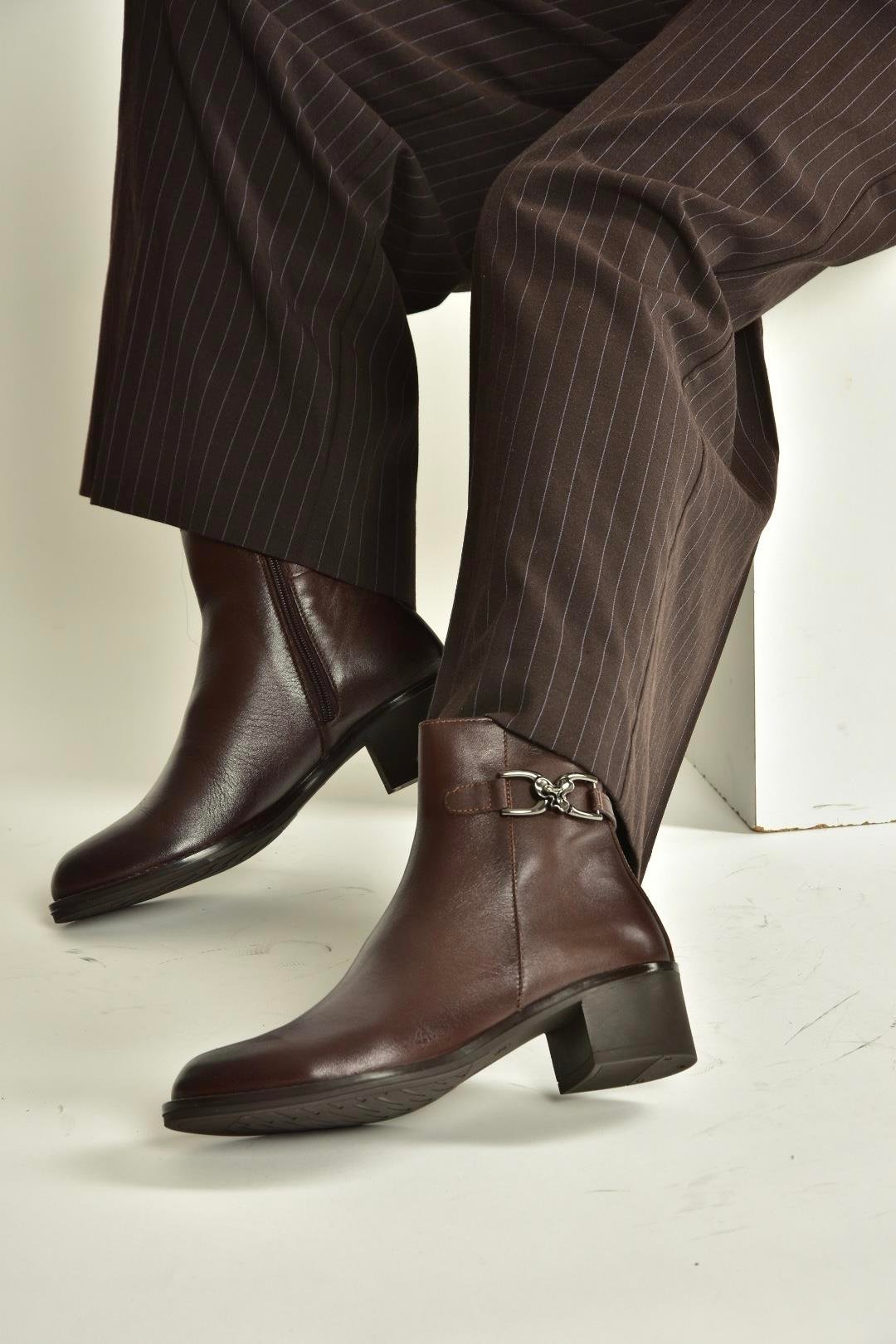 V555311503 Kahverengi Hakiki Deri Alçak Topuklu Kadın Bot