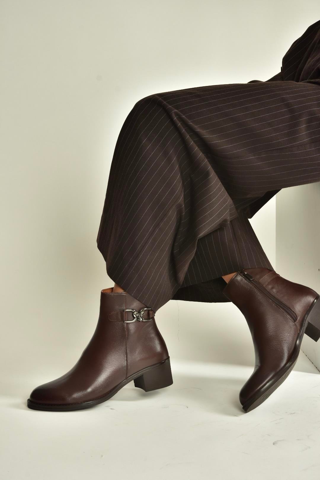 V555311503 Kahverengi Hakiki Deri Alçak Topuklu Kadın Bot