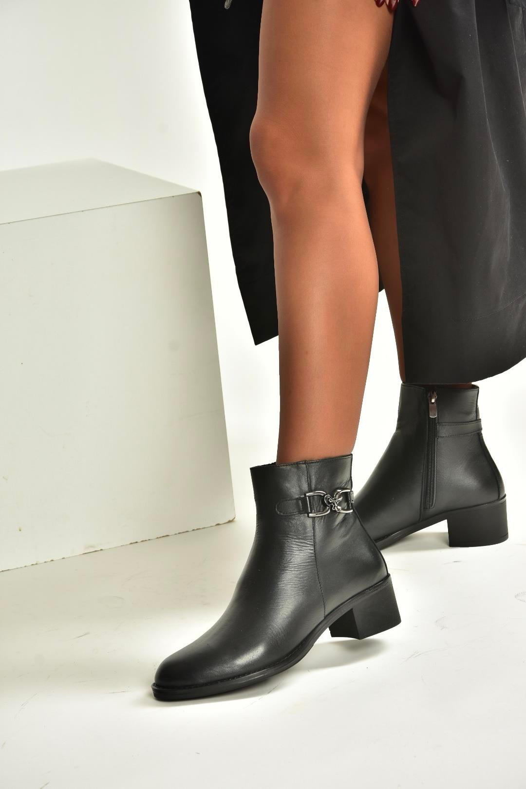 V555311503 Siyah Hakiki Deri Alçak Topuklu Kadın Bot