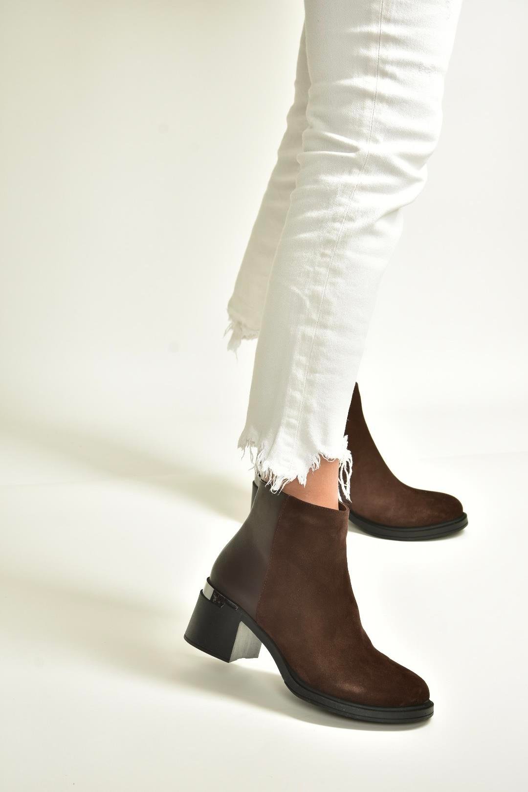 V555559502 Kahverengi Hakiki Deri Süet Kalın Topuklu Kadın Bot