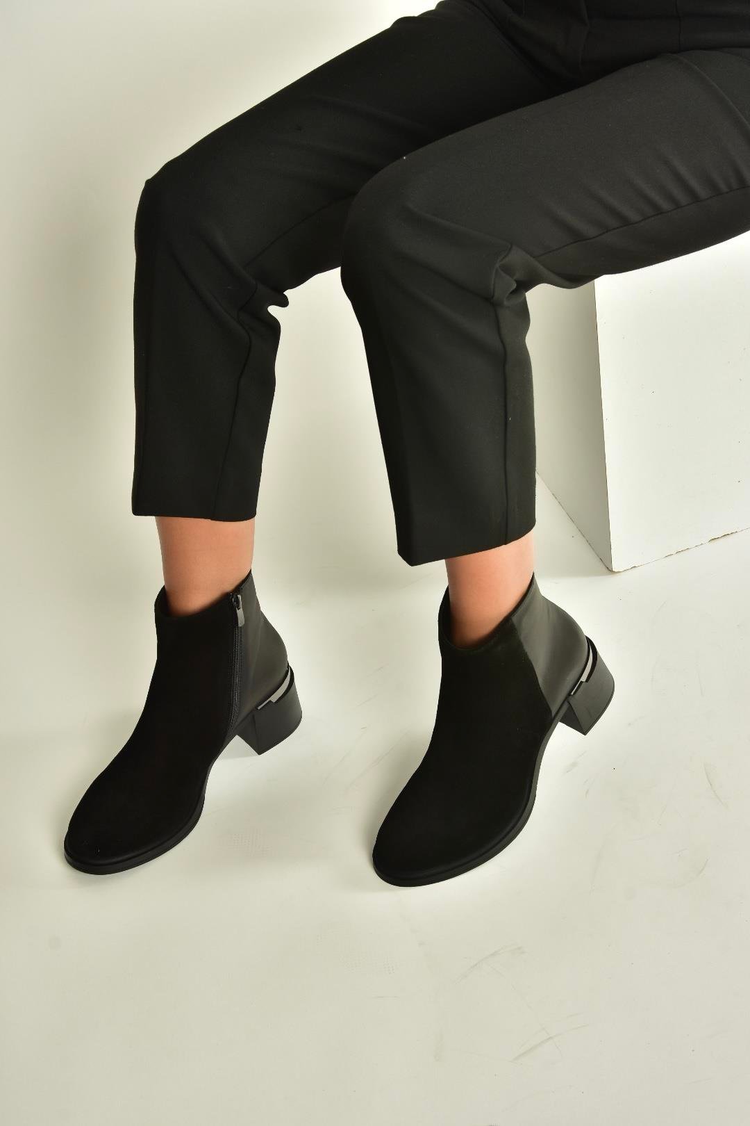 V555559502 Siyah Hakiki Deri Süet Kalın Topuklu Kadın Bot
