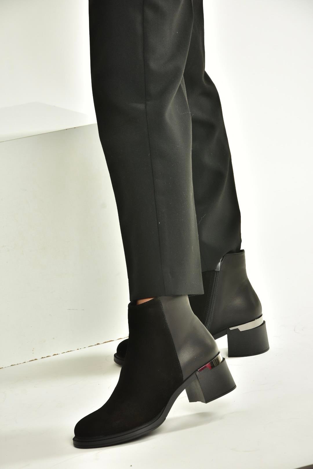 V555559502 Siyah Hakiki Deri Süet Kalın Topuklu Kadın Bot